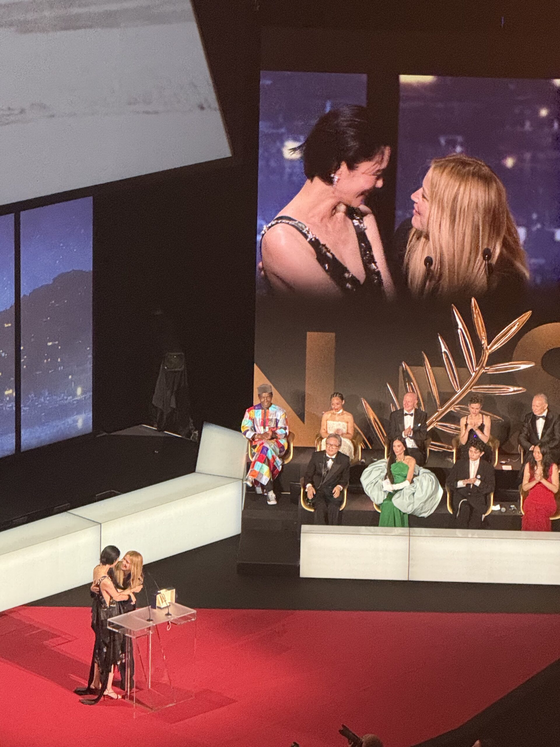 Virginie Efira et Tao Okamoto reçoivent le Prix d'interprétation féminine pour Soudain